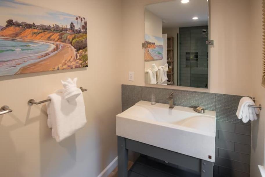 Room in boutique hotel in Santa Barbara, California 2 guests1 bedroom1 bed1 private bath-6