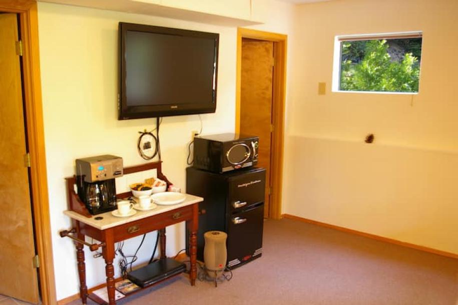 Entire rental unit in Weed, California 2 guests1 bedroom1 bed1 bath-7