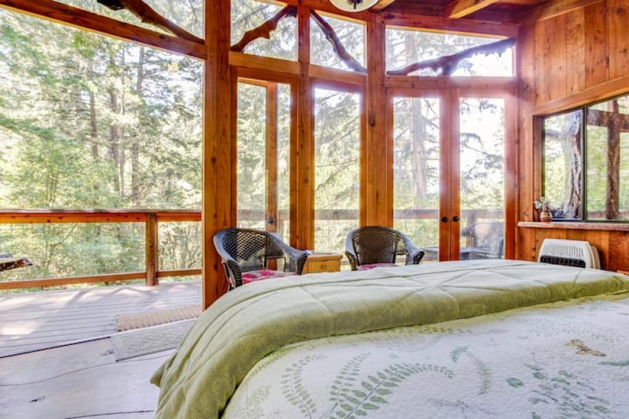 Treehouse in Bodega Bay, California 2 guests1 bedroom1 bed1 bath-17