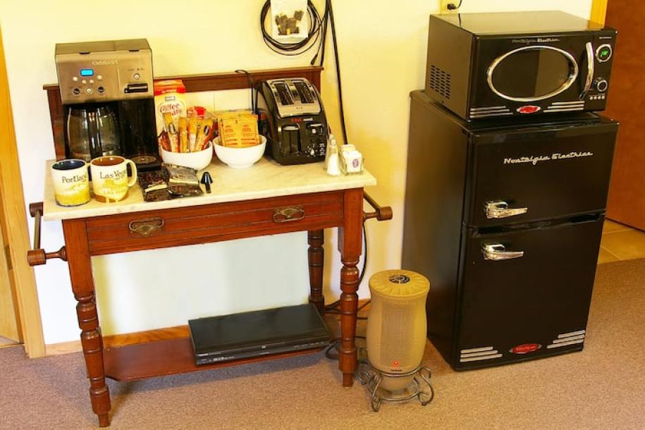 Entire rental unit in Weed, California 2 guests1 bedroom1 bed1 bath-8