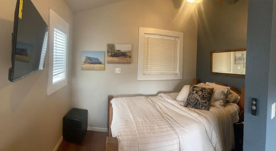 Entire guesthouse in Alturas, California 2 guests1 bedroom1 bath-9