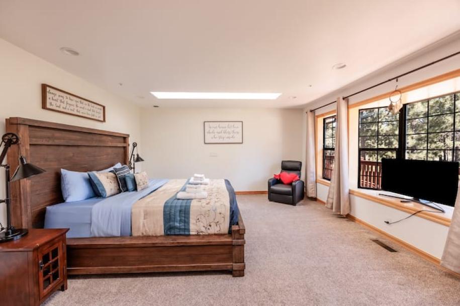 Entire cabin in Big Bear, California 12 guests8 bedrooms16 beds6.5 baths-11