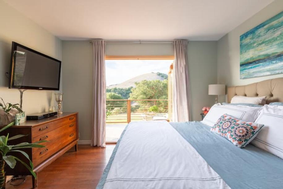 Room in Pismo Beach, California 1 king bedPrivate attached bathroom-13