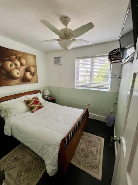 Room in North Bergen, New Jersey, United States 1 double bedShared bathroom-12