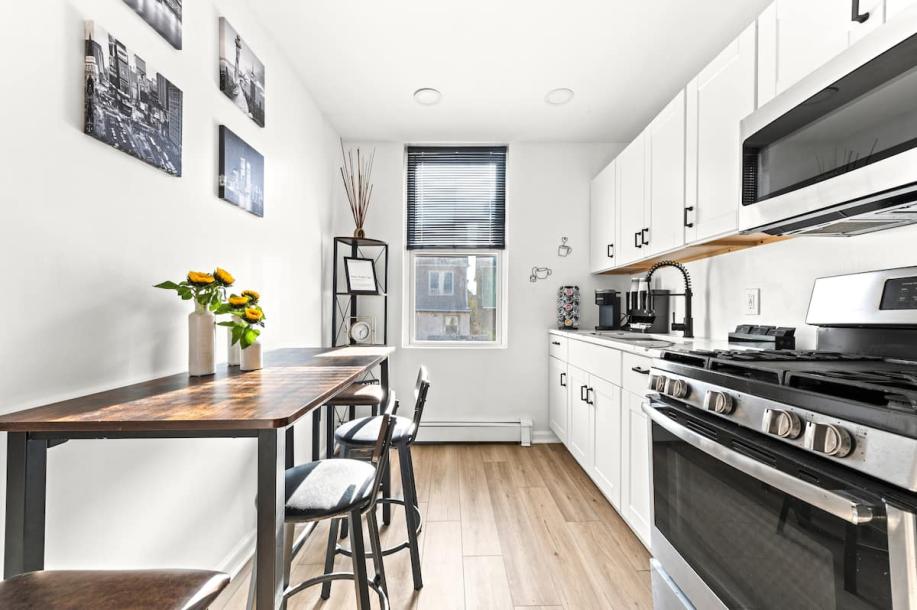 Entire rental unit in West New York, New Jersey, United States 7 guests2 bedrooms5 beds1 bath-1
