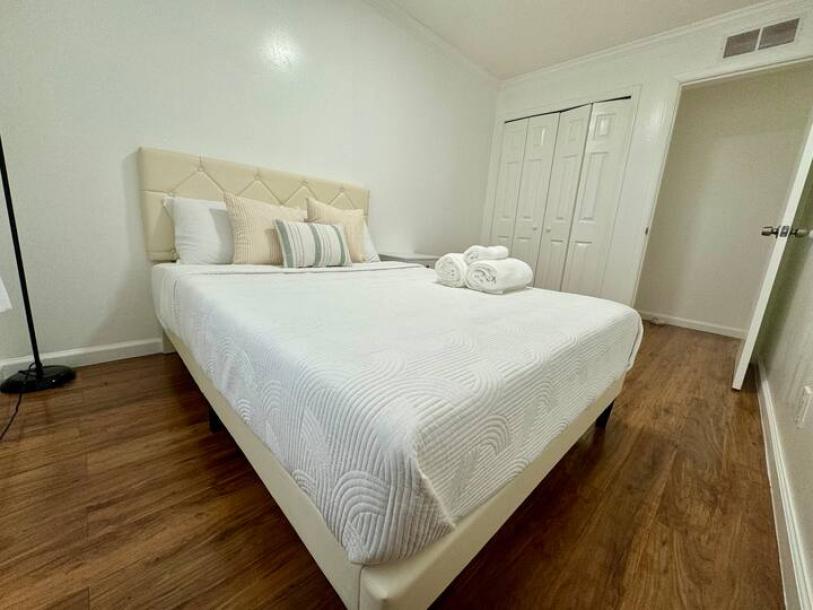Entire home in The Bronx, New York, United States 4 guests2 bedrooms2 beds1 bath-7