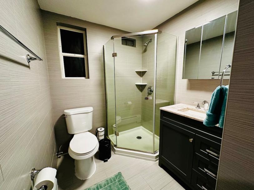 Room in Guttenberg, New Jersey, United States 2 queen bedsShared bathroom-12