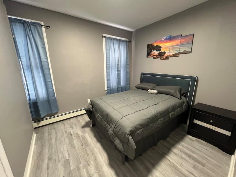 Entire rental unit in Hillside, New Jersey, United States 9 guests4 bedrooms5 beds1 bath-4