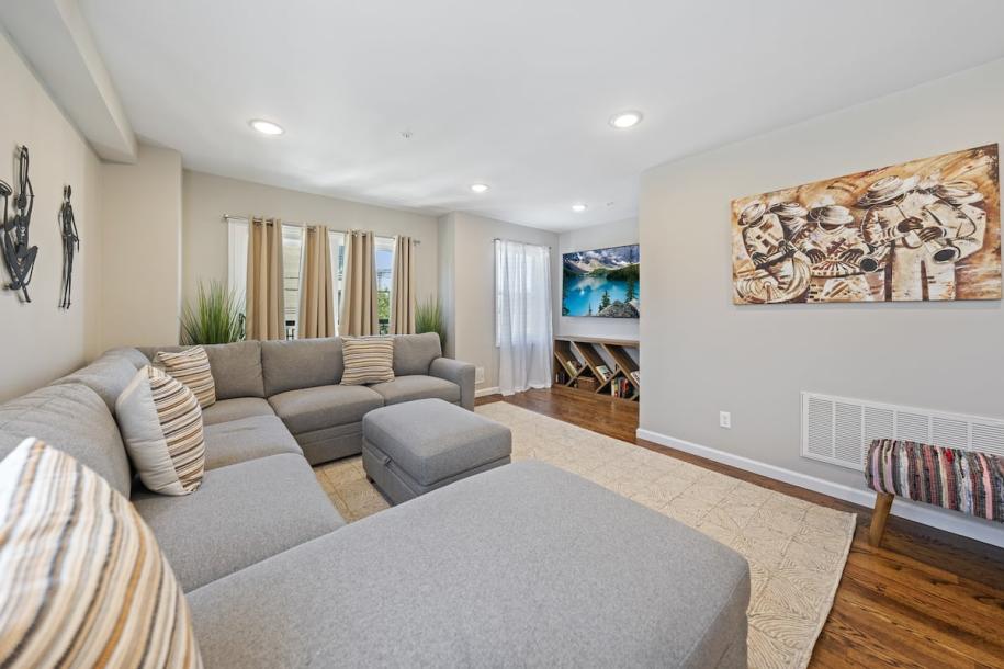 Entire townhouse in Newark, New Jersey, United States 12 guests4 bedrooms5 beds2.5 baths-1