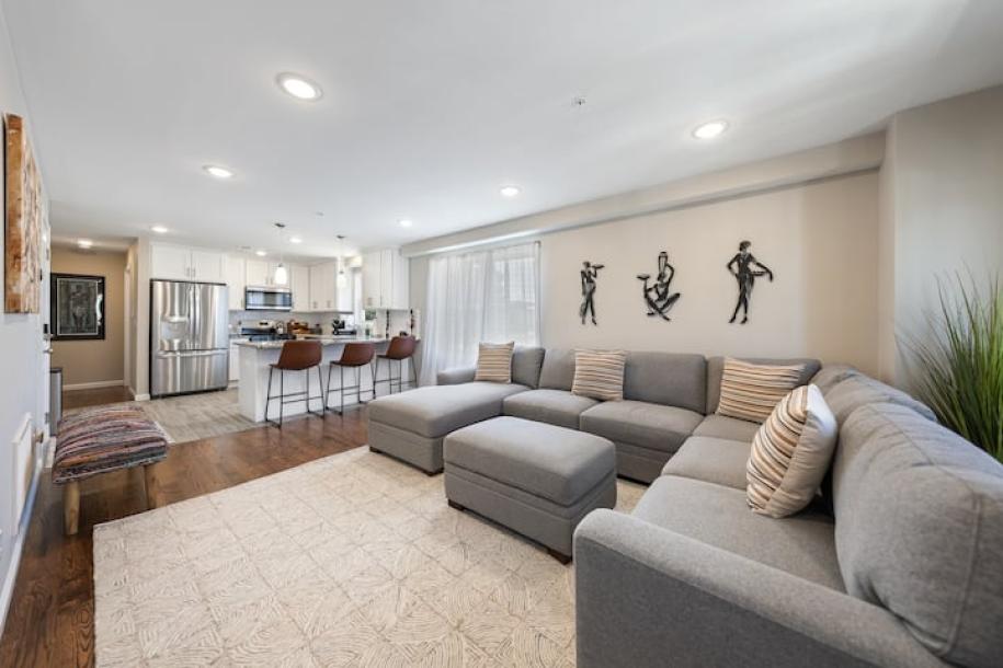Entire townhouse in Newark, New Jersey, United States 12 guests4 bedrooms5 beds2.5 baths-2