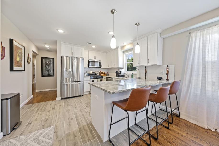 Entire townhouse in Newark, New Jersey, United States 12 guests4 bedrooms5 beds2.5 baths-3