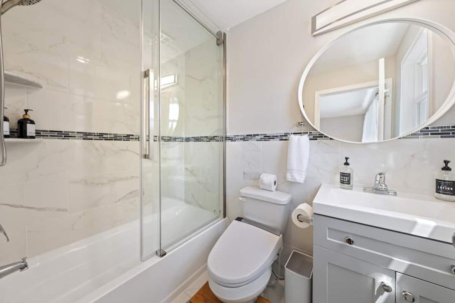 Entire townhouse in Newark, New Jersey, United States 12 guests4 bedrooms5 beds2.5 baths-8