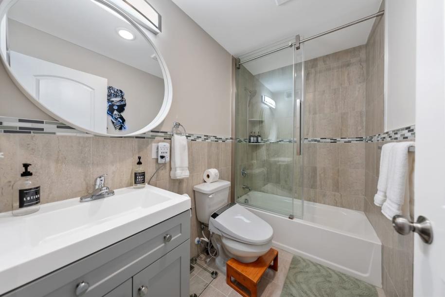 Entire townhouse in Newark, New Jersey, United States 12 guests4 bedrooms5 beds2.5 baths-9