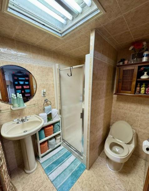 Room in Queens, New York, United States 1 queen bedPrivate attached bathroom-1