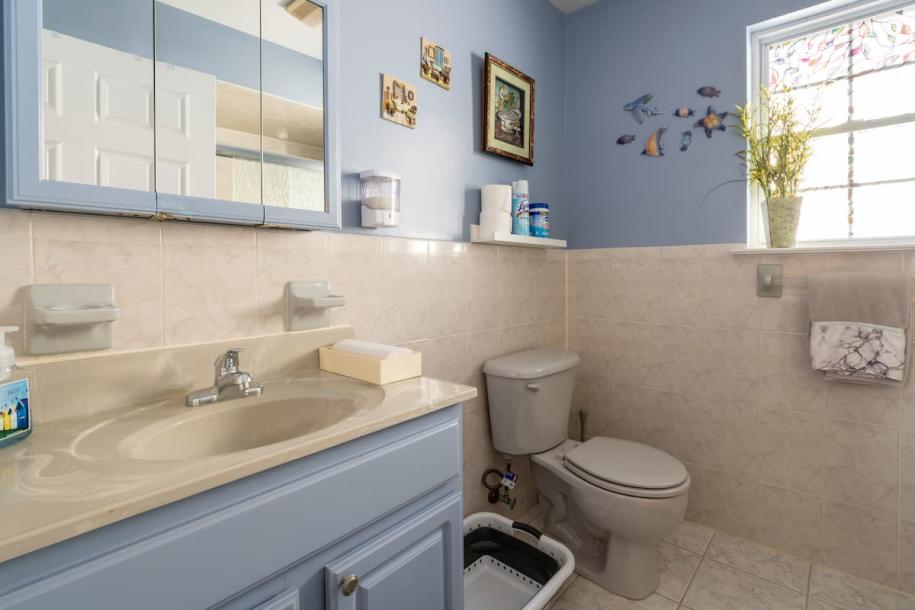Room in Newark, New Jersey, United States 2 bedsPrivate attached bathroom-12