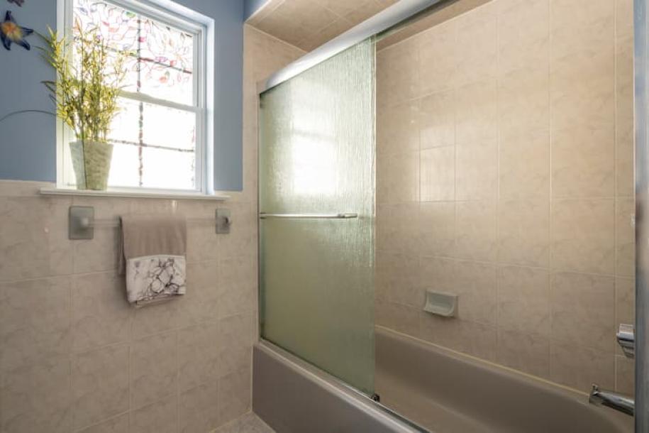 Room in Newark, New Jersey, United States 2 bedsPrivate attached bathroom-14