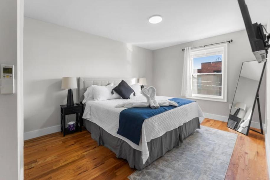 Entire rental unit in Harrison, New Jersey, United States 6 guests1 bedroom1.5 baths-6