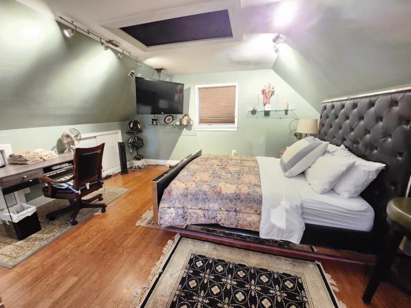 Entire loft in Elmont, New York, United States 5 guests1 bedroom4 beds1 bath-6