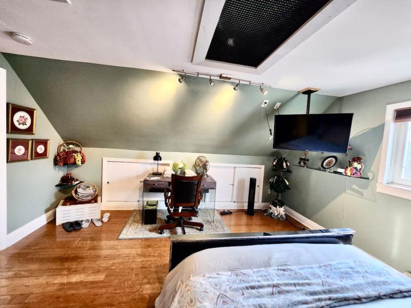 Entire loft in Elmont, New York, United States 5 guests1 bedroom4 beds1 bath-10