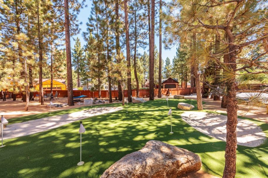 Entire cabin in Big Bear, California 12 guests8 bedrooms16 beds6.5 baths-3