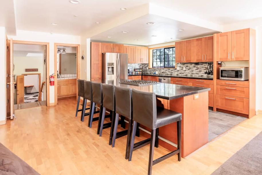 Entire cabin in Big Bear, California 12 guests8 bedrooms16 beds6.5 baths-17