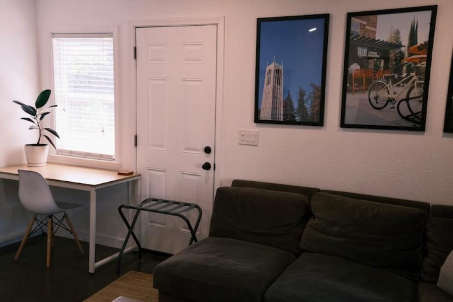 Entire guesthouse in Stockton, California 3 guests1 bedroom1 bed1 bath-11