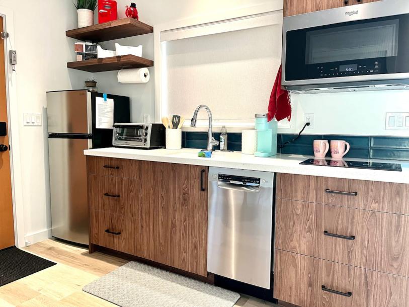 Entire guesthouse in Sacramento, California 2 guestsStudio1 bed1 bath-10