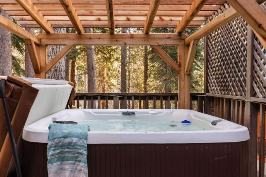 Entire cabin in Truckee, California 5 guests2 bedrooms2 beds1 bath-1