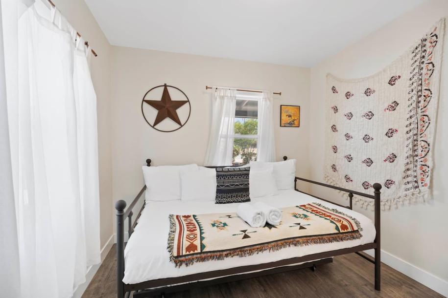 Entire home in Joshua Tree, California 6 guests3 bedrooms5 beds2 baths-11