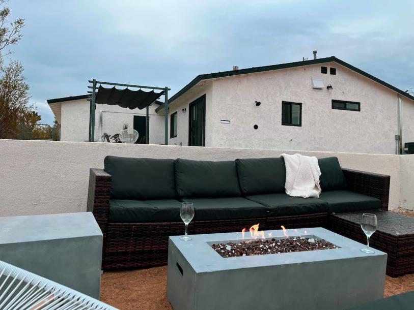 Entire home in Joshua Tree, California 4 guests2 bedrooms2 beds1 bath-0