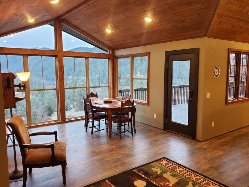 Entire cabin in Douglas City, California 4 guests2 bedrooms2 beds2 baths-9