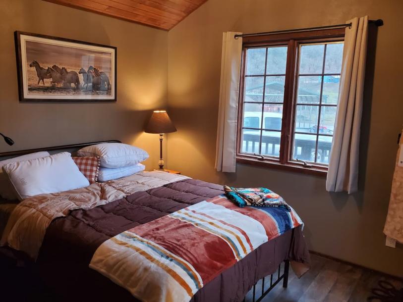 Entire cabin in Douglas City, California 4 guests2 bedrooms2 beds2 baths-5