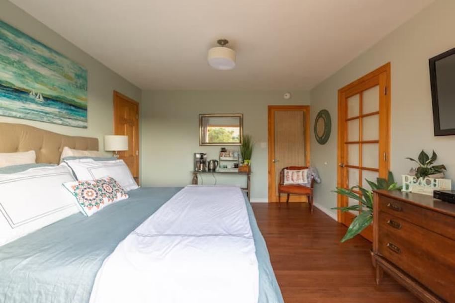 Room in Pismo Beach, California 1 king bedPrivate attached bathroom-15