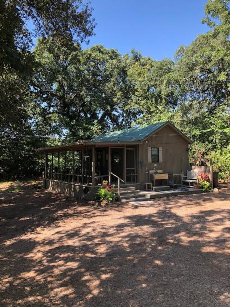 Entire cabin in Athens, Texas 2 guests1 bedroom1 bed1 bath-0