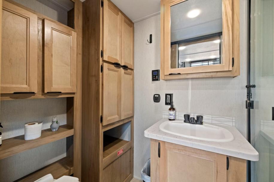 Camper/RV in Jamestown, California 4 guests1 bedroom2 beds1 bath-9