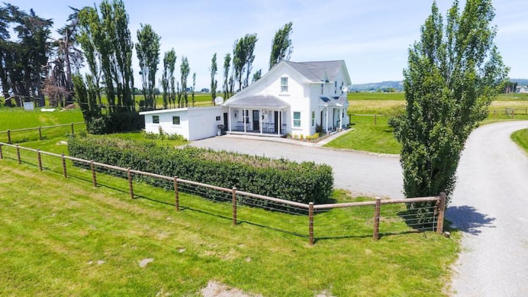 Farm stay in Ferndale, California 10 guests4 bedrooms6 beds1.5 baths-0
