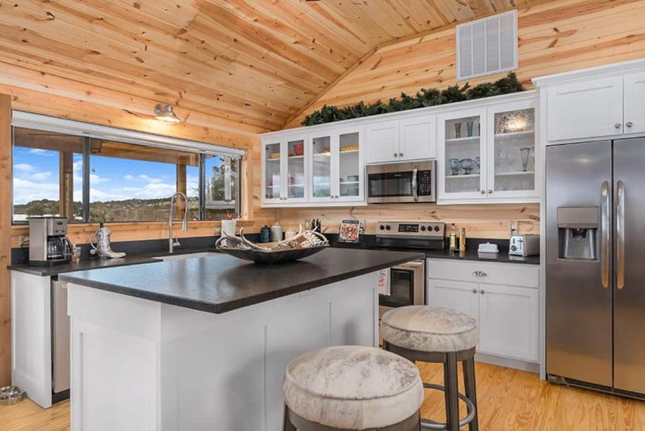 Entire cabin in Fredericksburg, Texas 2 guests1 bedroom1 bed1 bath-5