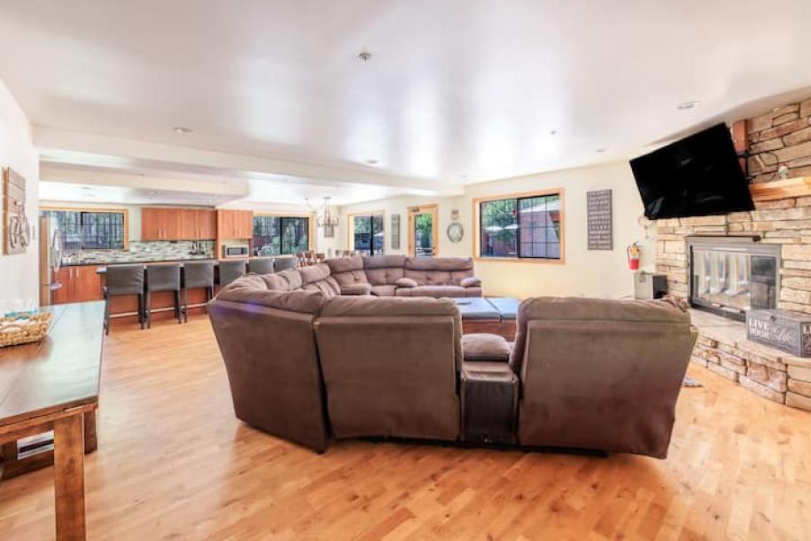 Entire cabin in Big Bear, California 12 guests8 bedrooms16 beds6.5 baths-19