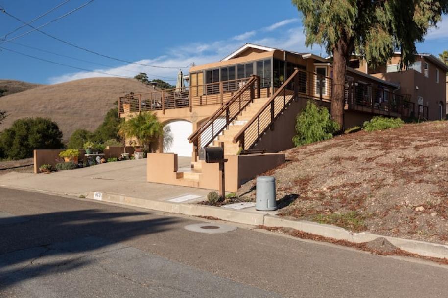 Room in Pismo Beach, California 1 king bedPrivate attached bathroom-0