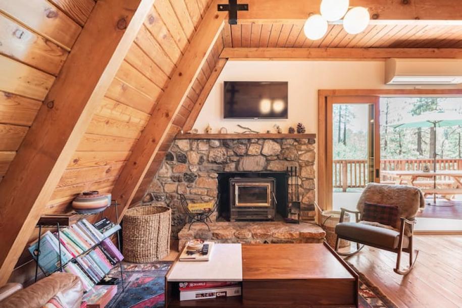 Entire cabin in Idyllwild-Pine Cove, California 7 guests3 bedrooms4 beds2 baths-15