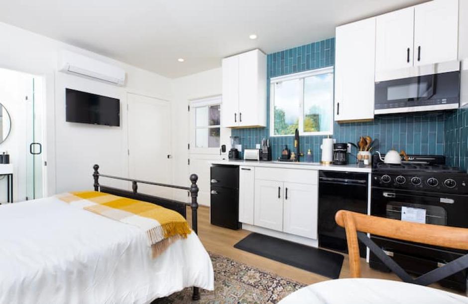 Entire guesthouse in Santa Barbara, California 2 guests1 bedroom1 bed1 bath-4