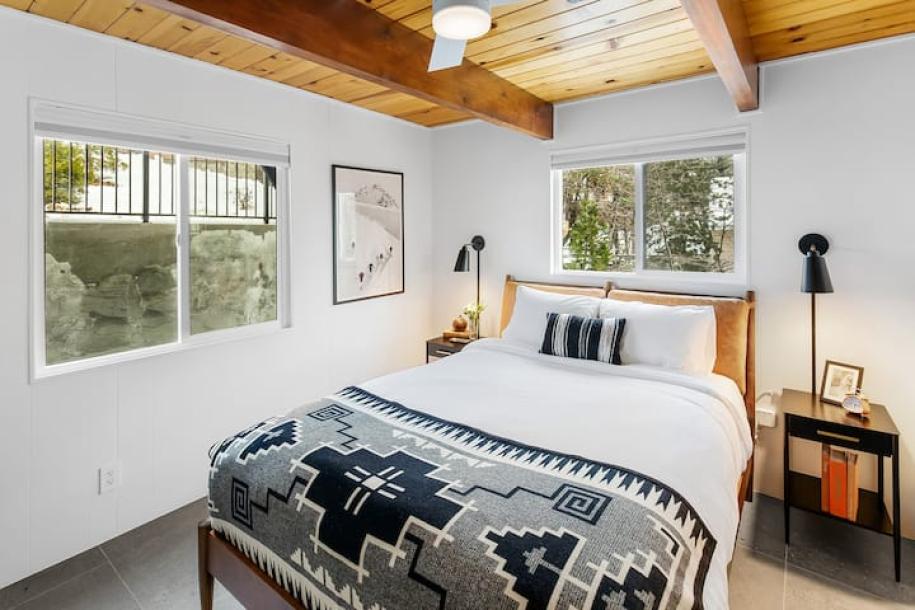 Entire cabin in Big Bear, California 5 guests2 bedrooms2 beds1 bath-6