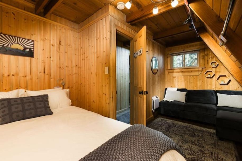 Entire cabin in Truckee, California 5 guests2 bedrooms2 beds1 bath-6
