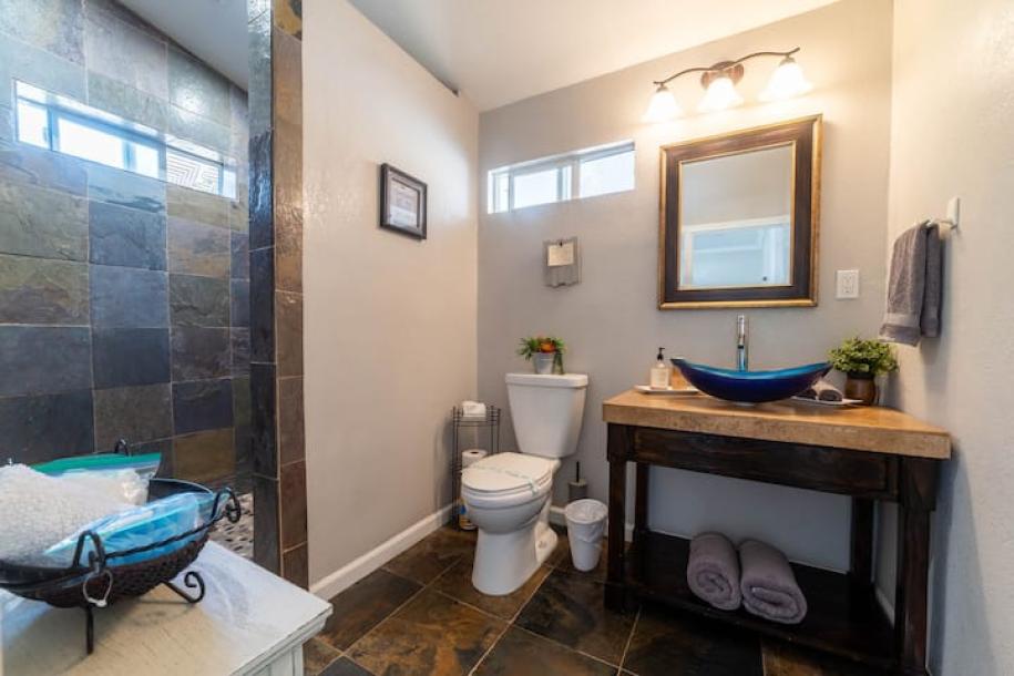 Entire guesthouse in San Diego, California 3 guests1 bedroom2 beds1 bath-6