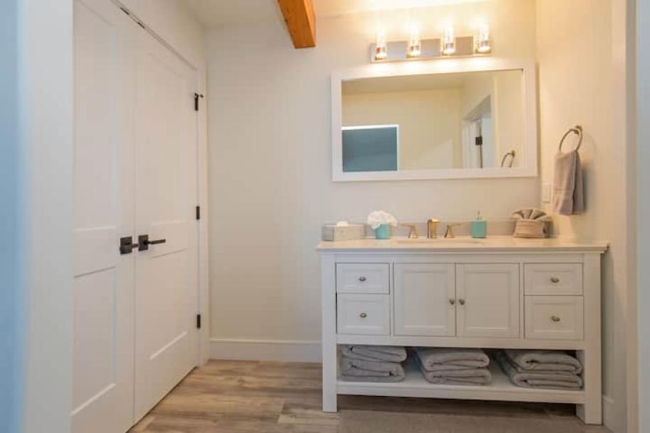 Entire condo in Whitethorn, California 4 guests1 bedroom3 beds1 bath-8