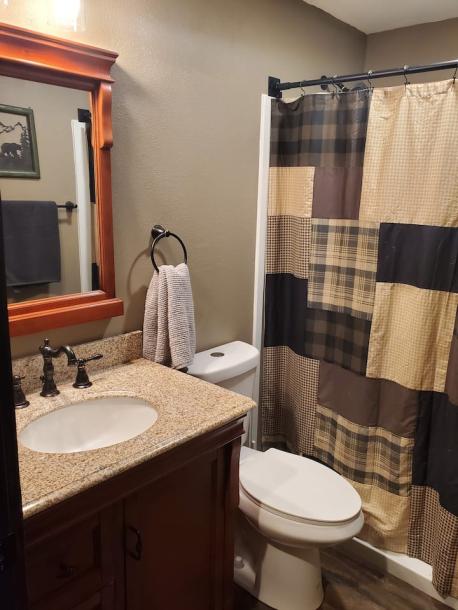 Entire cabin in Douglas City, California 4 guests2 bedrooms2 beds2 baths-4