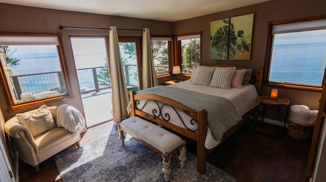 Entire home in Whitethorn, California 8 guests3 bedrooms5 beds2 baths-10