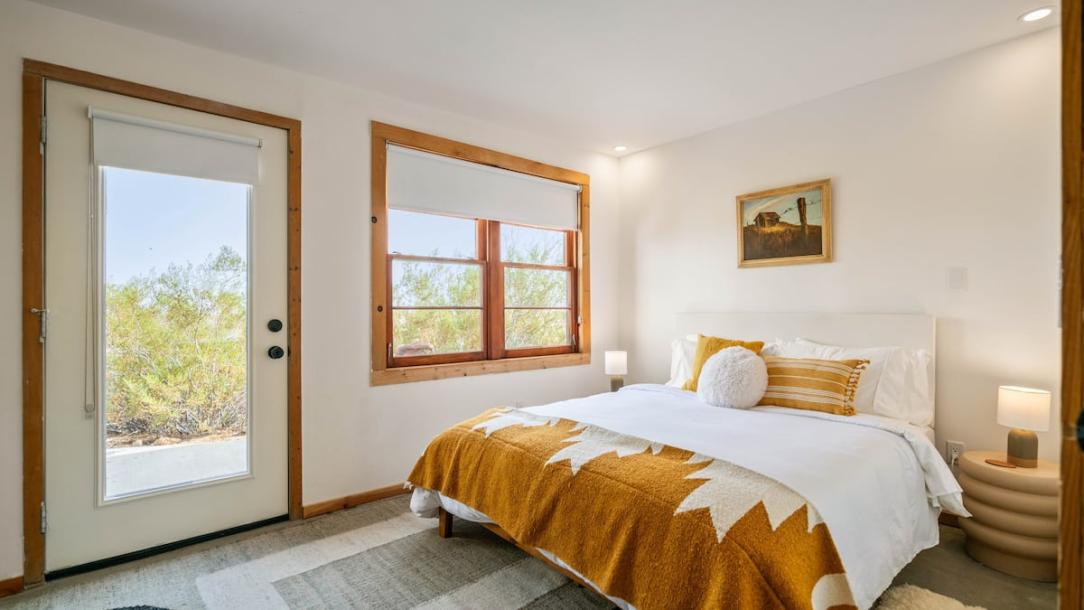 Entire home in Joshua Tree, California 4 guests2 bedrooms3 beds3 baths-14