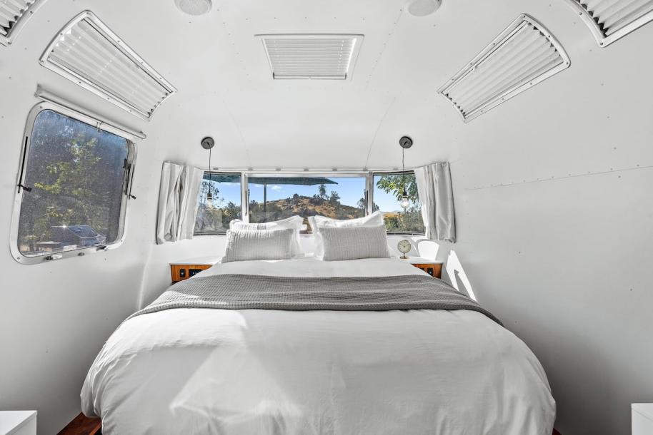 Camper/RV in Coulterville, California 3 guests1 bedroom2 beds1 bath-13