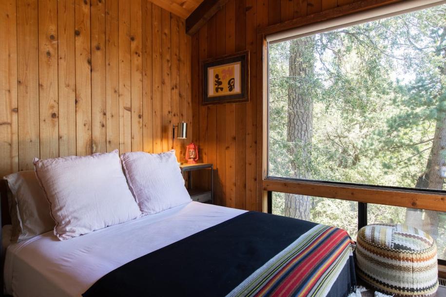 Entire cabin in Crestline, California 6 guests3 bedrooms4 beds3 baths-11
